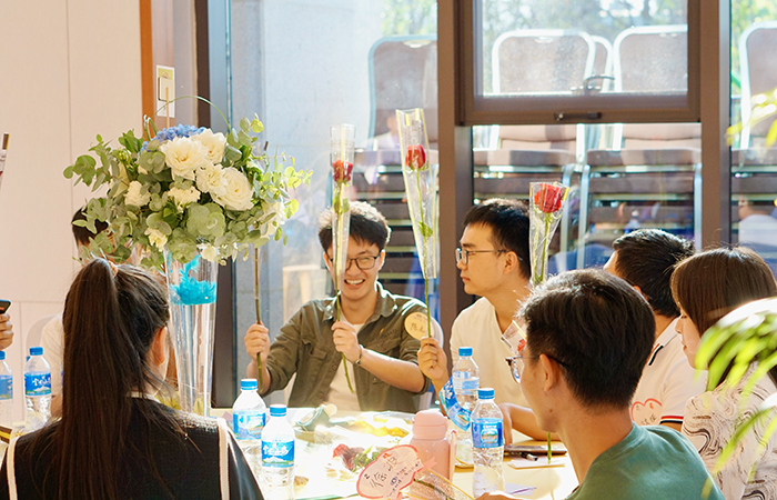 男嘉賓為心動(dòng)女孩準備的玫瑰小.jpg