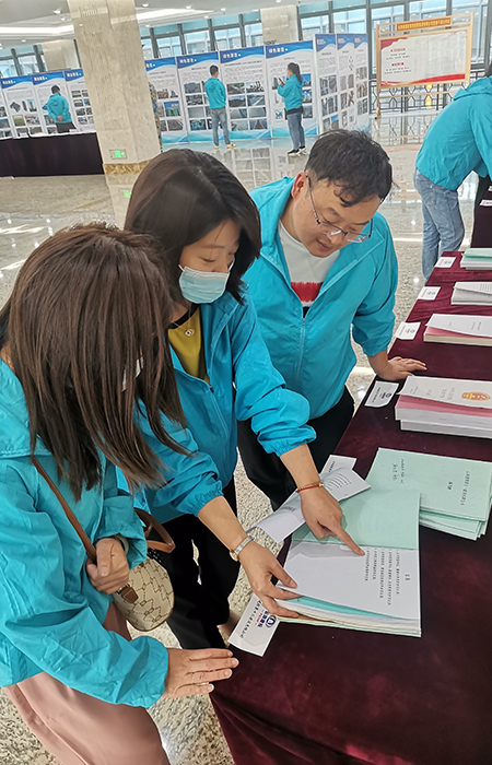xiao 認真學(xué)習、翻閱新《安全法》15.jpg